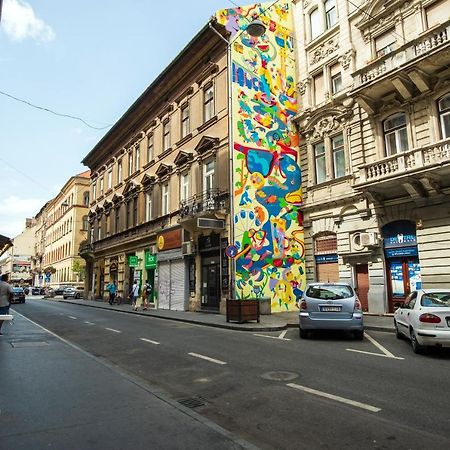 Very Central 1-Br Apt With Patio Apartment Budapest Bagian luar foto