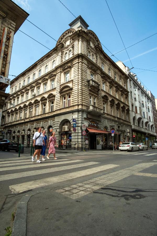 Very Central 1-Br Apt With Patio Apartment Budapest Bagian luar foto