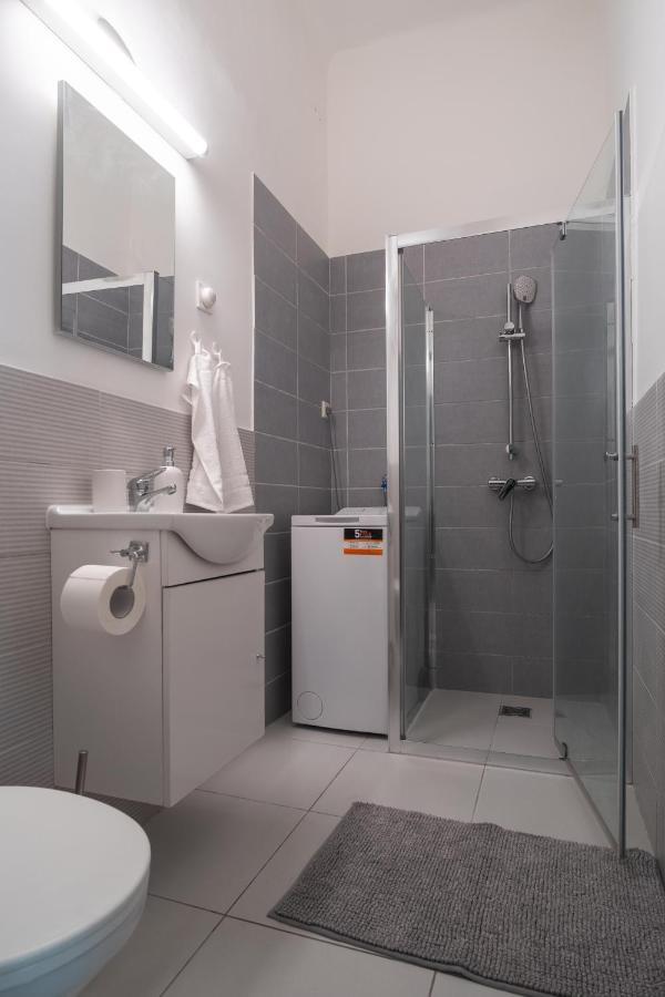Very Central 1-Br Apt With Patio Apartment Budapest Bagian luar foto