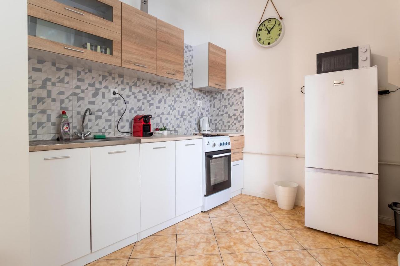 Very Central 1-Br Apt With Patio Apartment Budapest Bagian luar foto