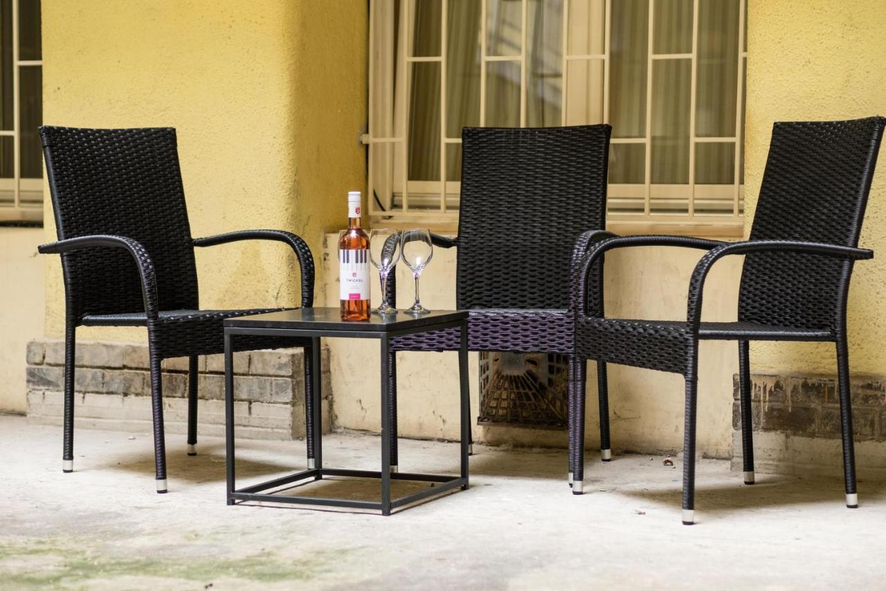 Very Central 1-Br Apt With Patio Apartment Budapest Bagian luar foto