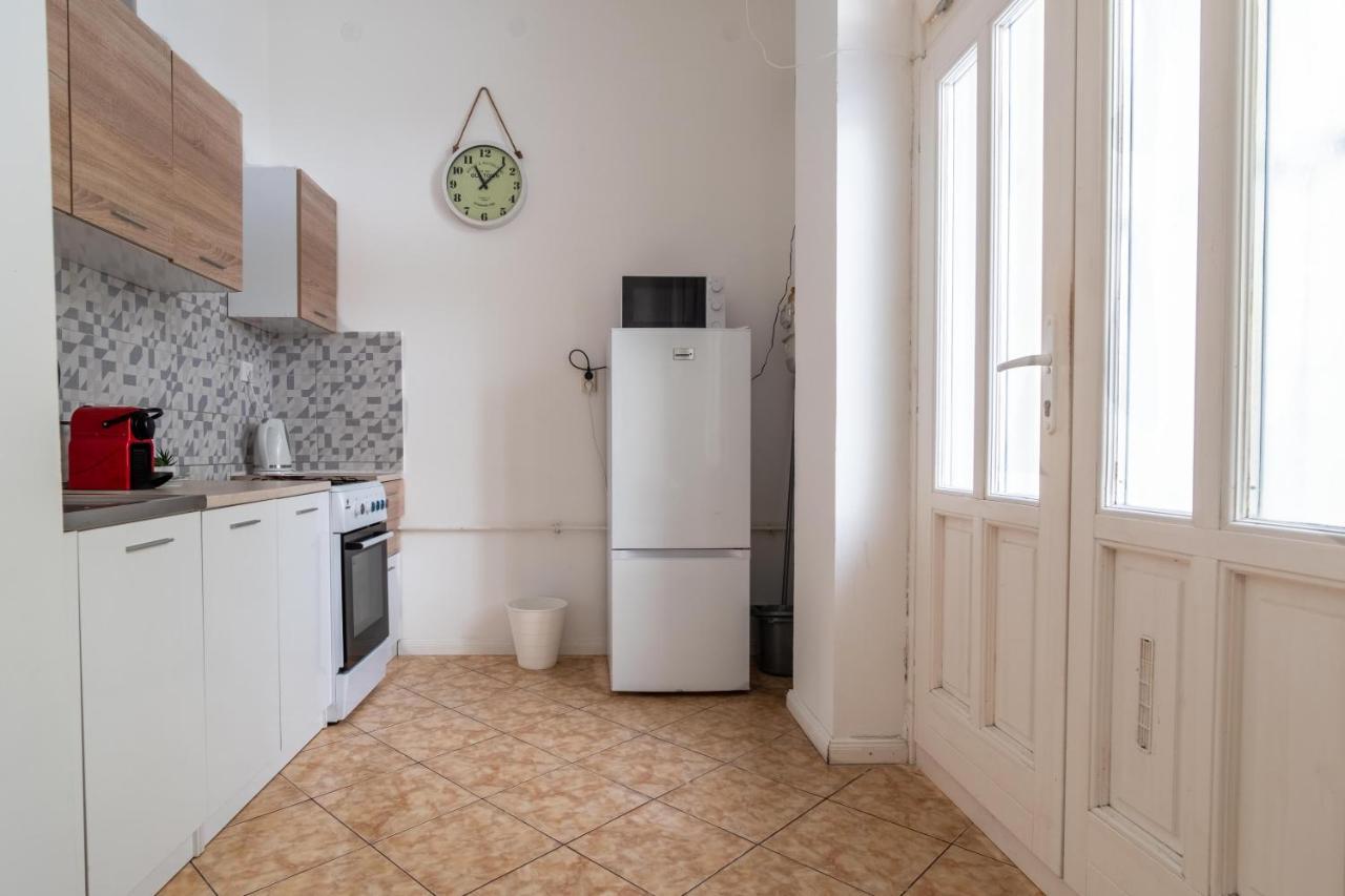 Very Central 1-Br Apt With Patio Apartment Budapest Bagian luar foto