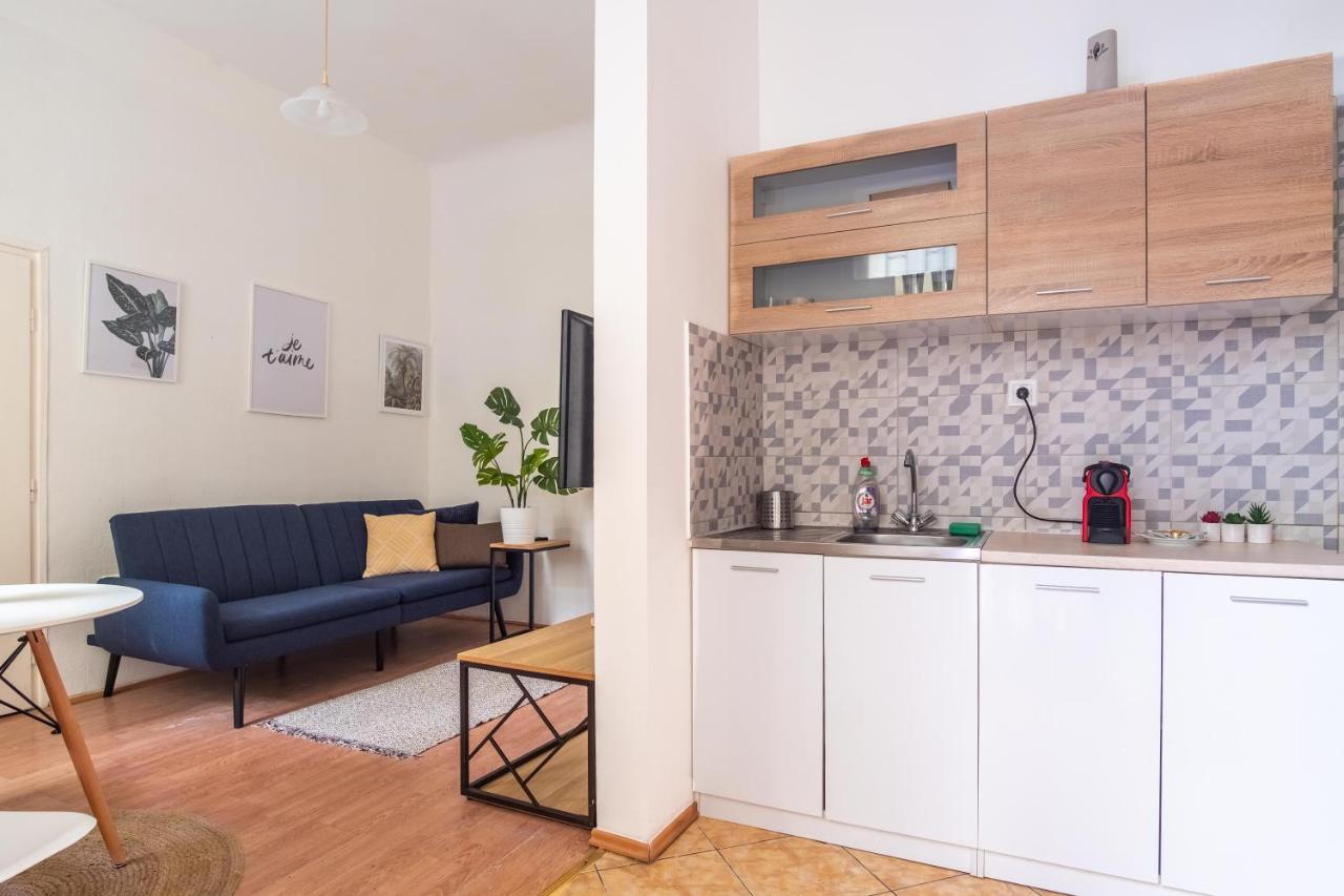 Very Central 1-Br Apt With Patio Apartment Budapest Bagian luar foto
