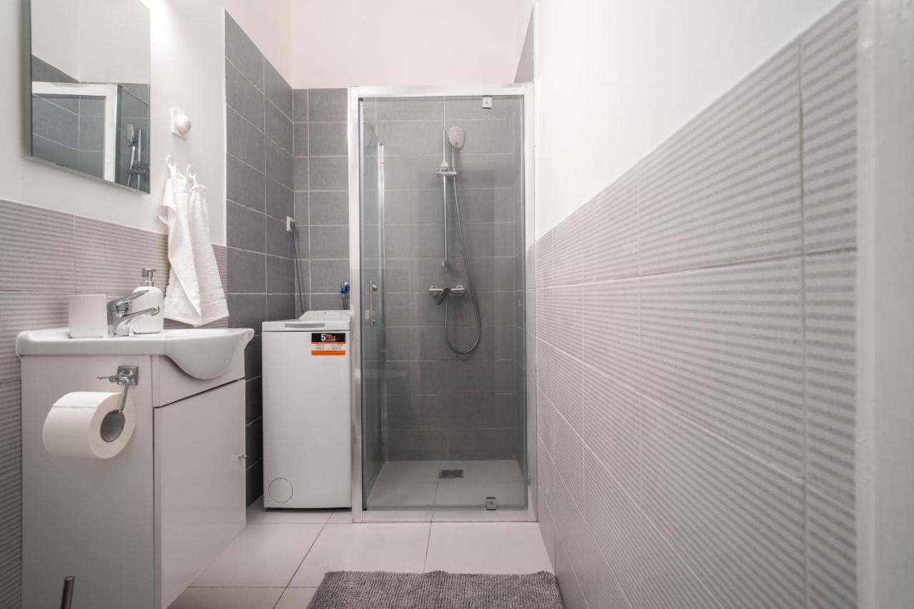 Very Central 1-Br Apt With Patio Apartment Budapest Bagian luar foto